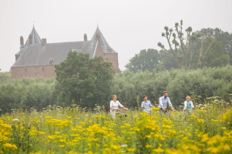 Fietsers bij Loevestein
