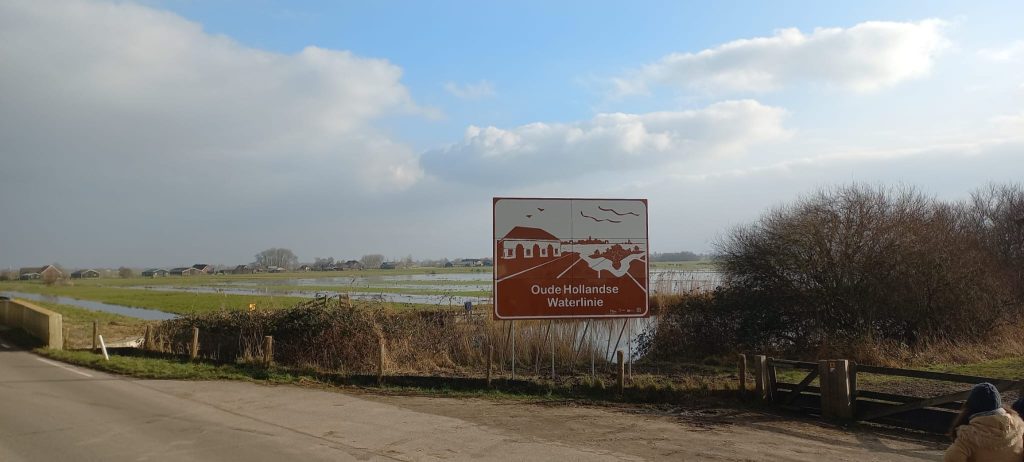Een bord langs de A12 in Nieuwerbrug met de tekst Oude Hollandse Waterlinie erop.