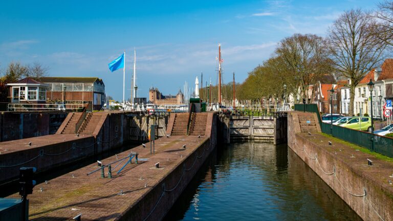 Muiden met Groote Zeesluis en het Muiderslot
