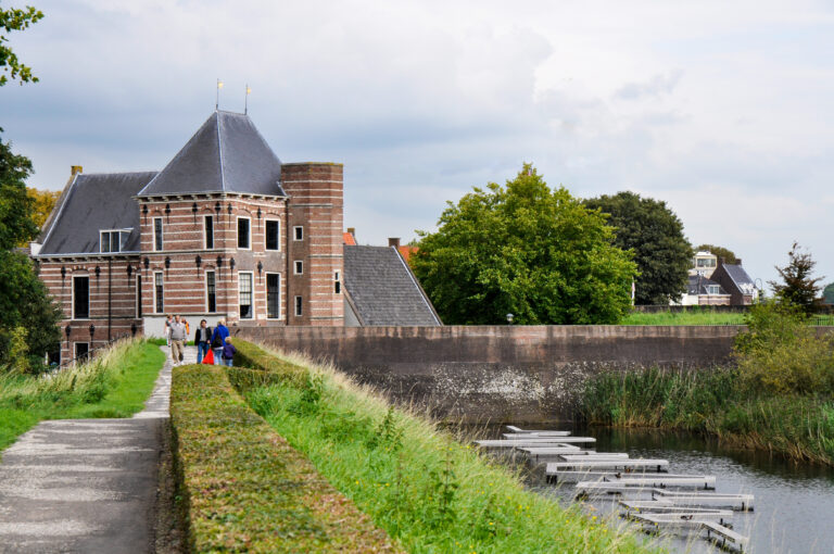 Tolhuis met vestingwal