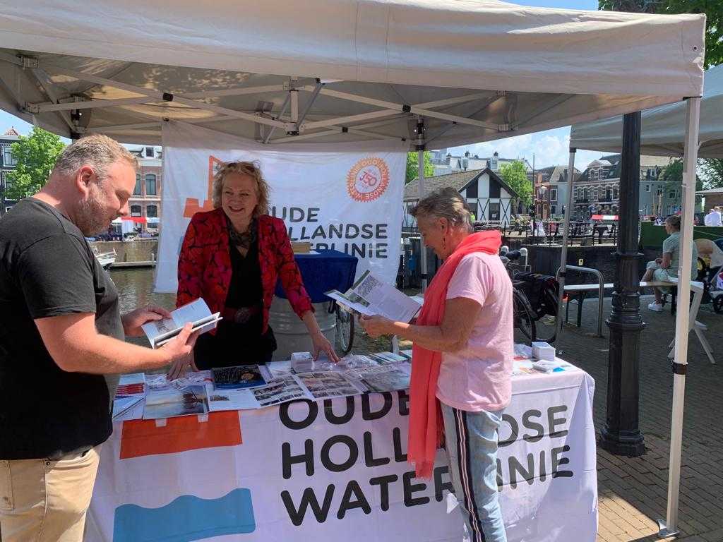 Anastasia van der Lugt achter het kraampje van de Oude Hollandse Waterlinie tijdens de Waterdagen in Gorinchem.